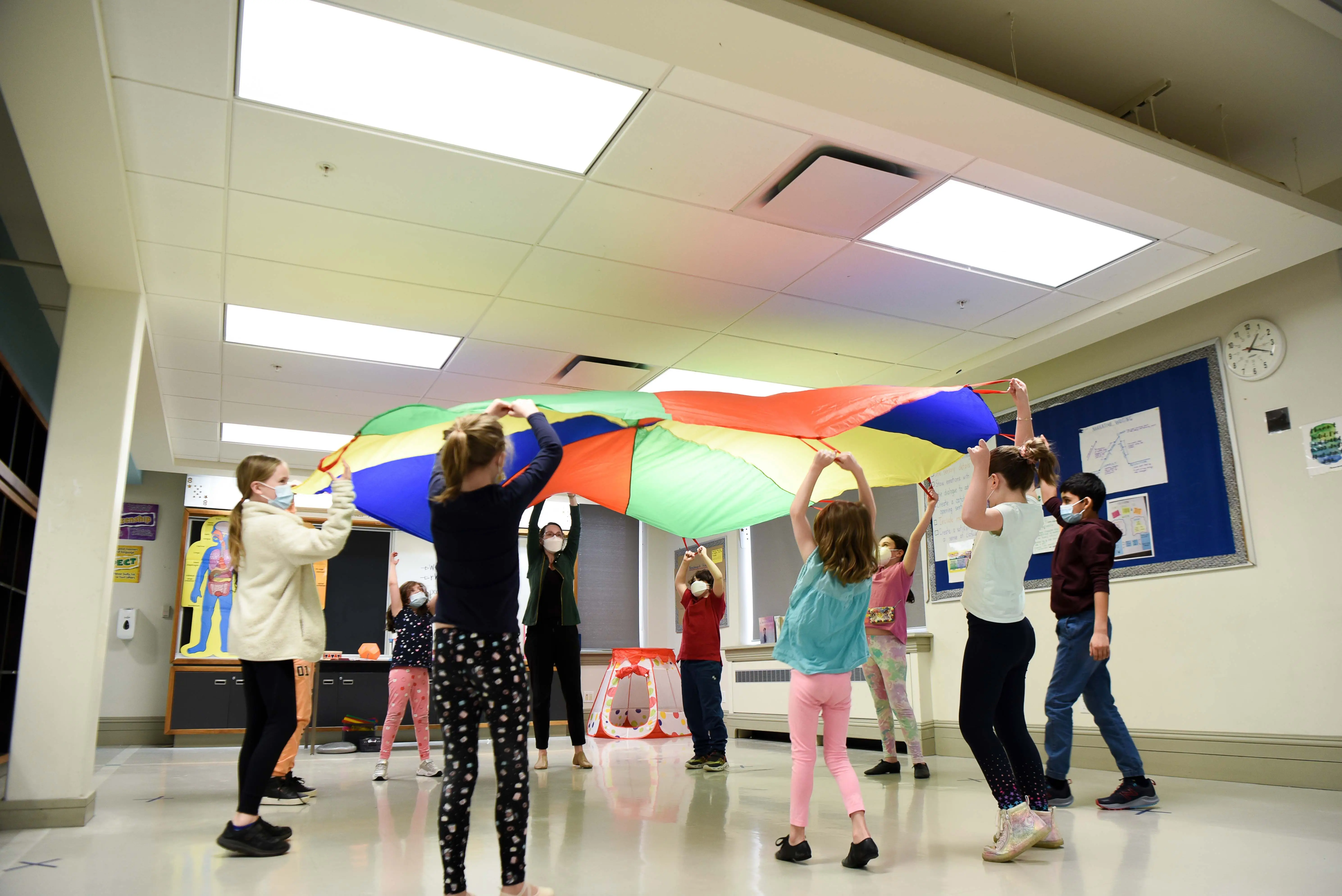 Des danseuses participant à des activités de mouvements créatifs au sein de leur classe
